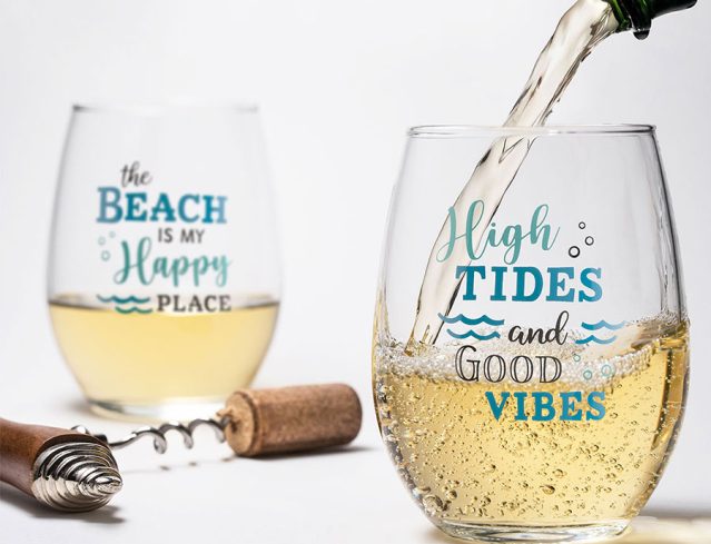 product-the-beach-life-stemlss-wine-glass-set-in-action